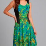Vestido corto evasé modelo Michelle de confección propia con laterales a contraste estilizadores y estampado Hojas de Palma - KNS Boutique.
