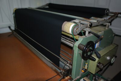 Taller de confección, maquina de corte