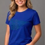 Camiseta algodón diseño artesanal Musa, color azul royal, con estampado de banco de peces dibujado a mano