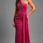 Vestido de graduación largo asimétrico en fucsia vibrante, vista frontal drapeada