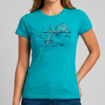 Camiseta algodón diseño artesanal Musa, color turquesa, con estampado a mano de veleros y costa